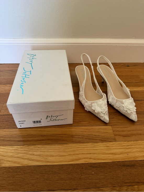 Betsey Johnson Shoes - Betsey Johnson White Floral Appliqué Slingback Heels